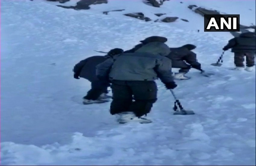 बर्फीले तूफान में फंसे पर्यटकों के लिए जारी रेस्क्यू ऑपरेशन, फोटो सोर्स- ANI