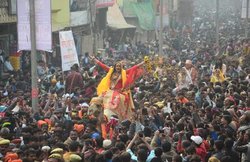 प्रयागराज कुंभ मेले के इतिहास में पहली बार किन्नर समाज ने बनाया अपना अखाड़ा, भव्य पेशवाई देखने उमड़ा जनसैलाब