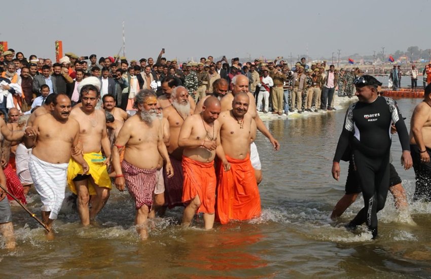 मंत्रियों संग कुंभ में स्नान करते योगी आदित्यनाथ ,फोटो सोर्स- ट्विटर (@PrayagrajKumbh)