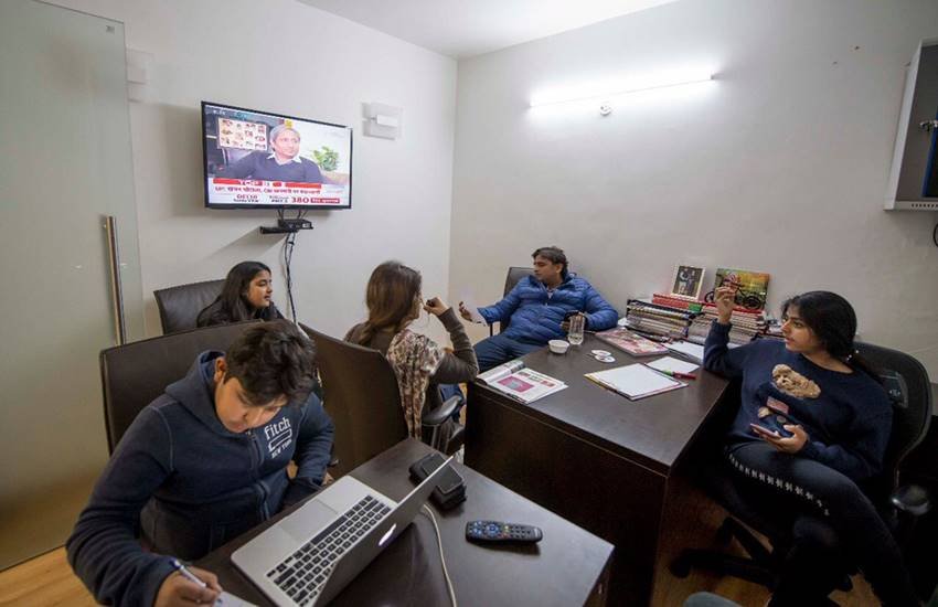 अखिलेश यादव ने मंगलवार को यह तस्वीर ट्वीट की। (Image Source: Twitter/@yadavakhilesh)