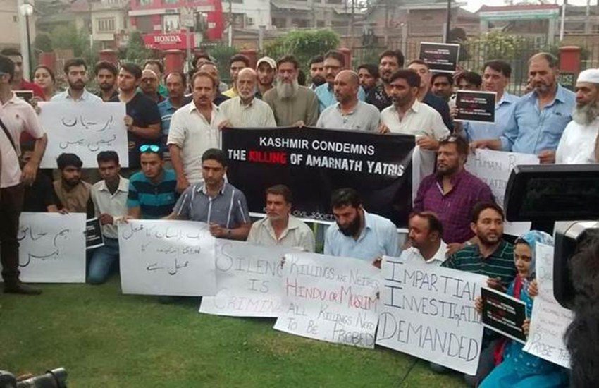मीडिया रिपोर्ट में दावा किया गया है कि एनआईए ने खुलासा किया है कि अमरनाथ यात्रियों पर हुए हमले के लिए पीडीपी के पूर्व विधायक की एक गाड़ी का आतंकियों ने इस्तेमाल किया। (फोटो सोर्स: एक्सप्रेस आर्काइव) 