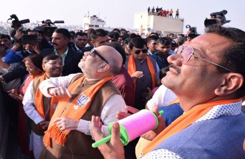 बीजेपी अध्यक्ष अमित शाह ने मंकर संक्रांति पर की पंतगबाजी. (फोटो सोर्स: अमित शाह ट्वीटर हैंडल) 