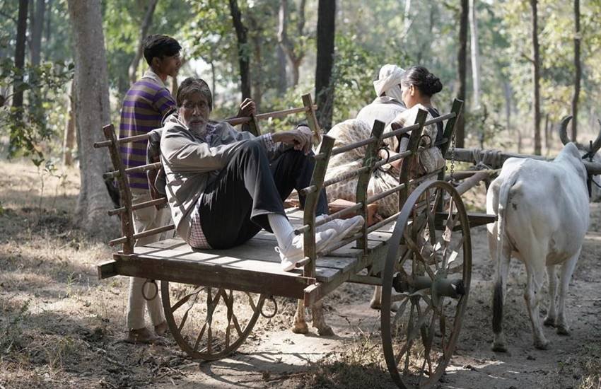 amitabh bachan, amitabh bachan latest pics, amitabh bachan enjoying in village, amitabh bachan in village, amitabh bachan enjoying village life, amitabh bachan movie, amitabh bachan on coat, amitabh bachan suffers in Bullock cart
