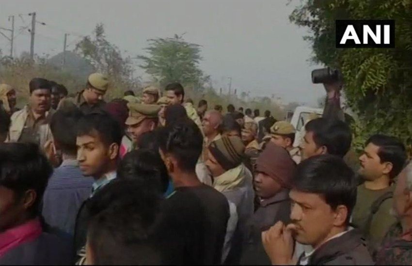 अलीगढ़-बुलंदशहर की सीमा पर मिले 6 गोवंश के अवशेष। भारी हंगामे के बाद पुलिस ने मामला दर्ज किया. (फोटो सोर्स: ANI ट्वीटर हैंडल)