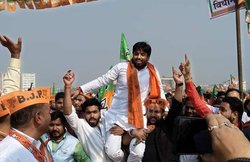 यूपी: बिजली विभाग के अधिकारियों को दो घंटे रखा बंधक, भाजयुमो जिलाध्‍यक्ष के खिलाफ केस दर्ज