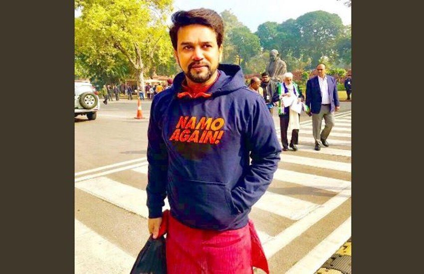 बीजेपी सांसद अनुराग ठाकुर 'नमो अगेन!' लिखा हुआ हुडी पहन कर संसद पहुंचे. (फोटो सोर्स: ट्वीटर)