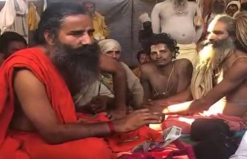 कुंभ में साधुओं के साथ बाबा रामदेव
(फोटो सोर्स : ANI)