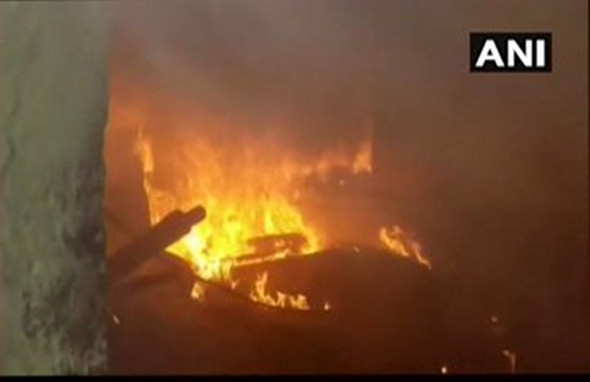 गुस्साई भीड़ ने की आगजनी 
फोटो सोर्स- ANI