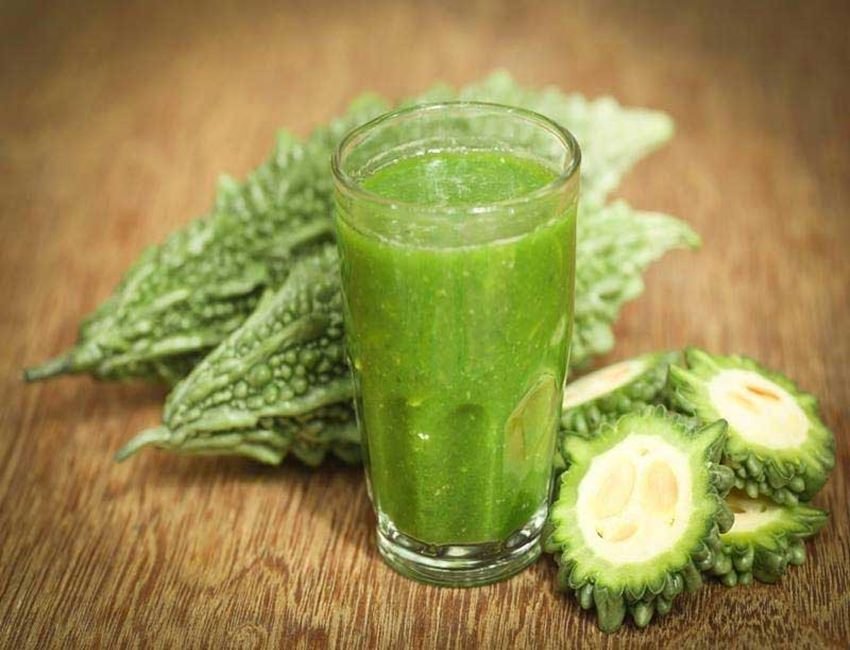 वजन कम करने से लेकर त्वचा तक के लिए लाभकारी है करेले का जूस