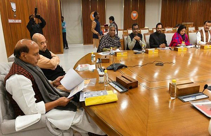 यूपी में महागठबंधन के खिलाफ बीजेपी की रणनीति तैयार! ( 
फाइल फोटो सोर्स: PTI) यूपी में महागठबंधन के खिलाफ बीजेपी की रणनीति तैयार! ( 
फाइल फोटो सोर्स: PTI)