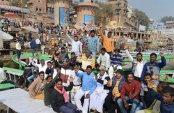 क्रूज शिप चलाने पर भड़के बनारस के ‘गंगा पुत्र’, कहा- पेट पर लात मार रही है मोदी सरकार