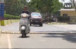 नोएडा: रॉन्ग साइड से चलाई गाड़ी तो फट सकते हैं टायर, सड़क पर लगी हैं नुकीली कीलें