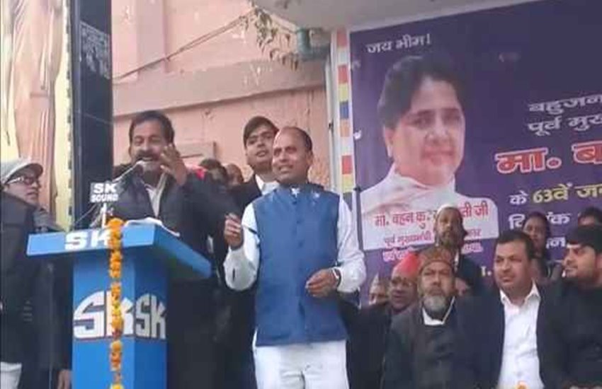 बसपा नेता और पूर्व विधायक विजय यादव 
फोटो सोर्स- ANI/ट्विटर 
