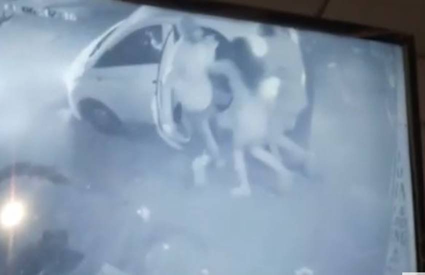 सीसीटीवी में कैद हुई अपहरण की घटना
(फोटो सोर्स : YouTube Video)