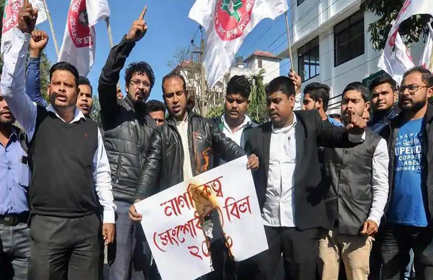 पुलिस ने असमी साहित्यकार और साहित्य अकादमी पुरस्कार विजेता डॉक्टर हिरेन गोहेन, वरिष्ठ पत्रकार मंजीत महंत और केएमएसएस नेता अखिल गोगोई के खिलाफ राजद्रोह का मुकदमा दर्ज किया है। (photo-PTI)