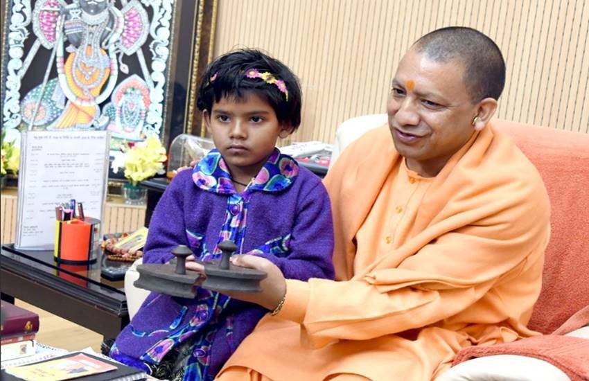 सीएम योगी को खड़ाऊ भेंट करती रिमझिम
(फोटो सोर्स : @myogiadityanath)
