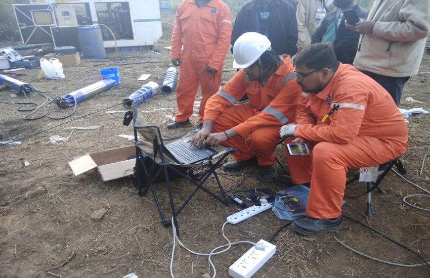 कोयला खदान में लगी रेस्क्यू टीम 
फोटो सोर्स- ट्विटर/ANI