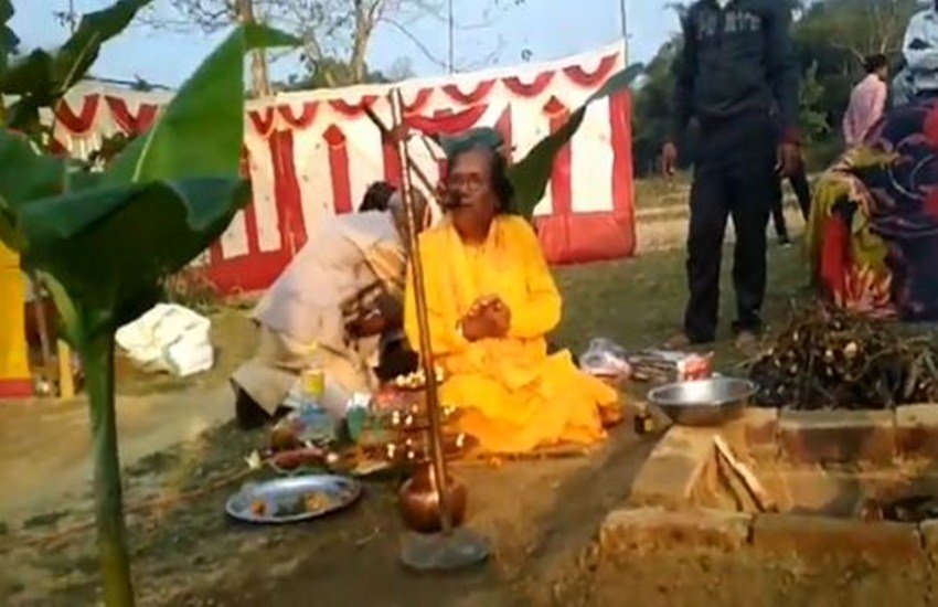 त्रिपुरा में आदिवासी समुदाय के 98 ईसाई लोगों ने हिंदू धर्म अपनाया. (फोटो सोर्स/ twitter) 