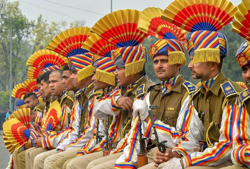 यहां जवान कुछ देर विश्राम करते दिख रहे हैं।