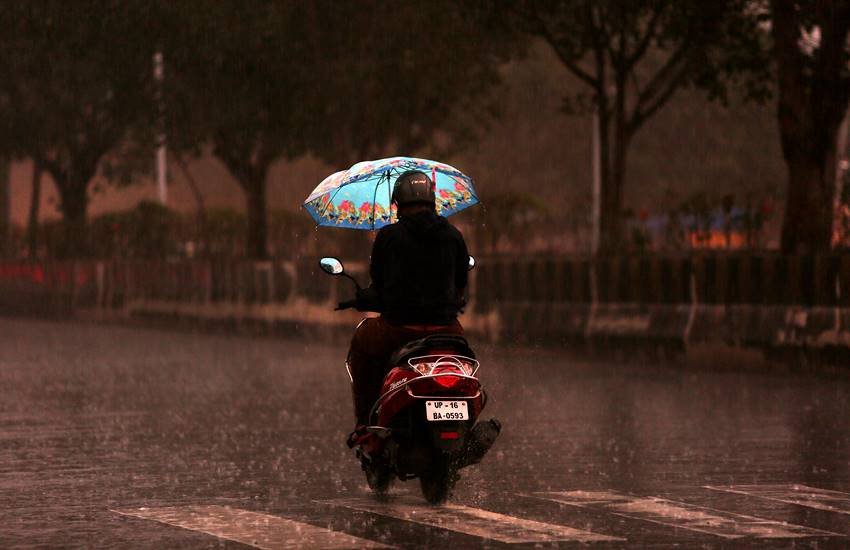 
मंगलवार (22 जनवरी) को दिल्ली में हुई बारिश की एक तस्वीर। (Express Photo by Gajendra Yadav)