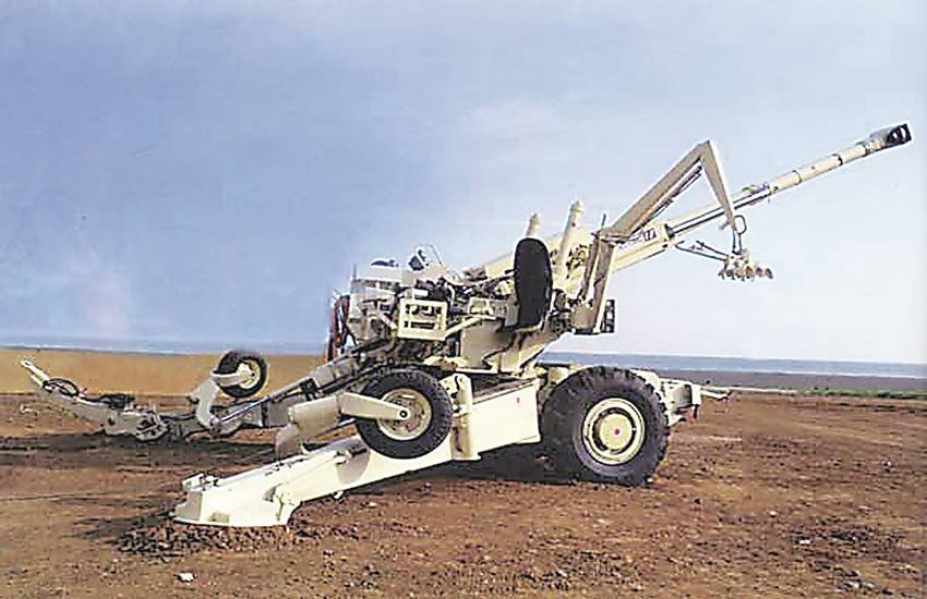 धनुष को बोफर्स तोप की जगह और सारंग को रूसी एम-46 की जगह तैनात किया जाएगा। 