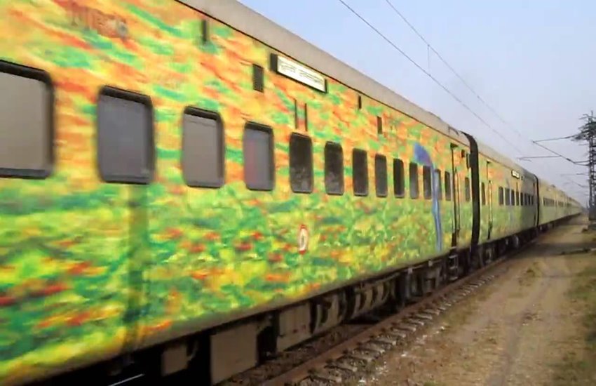 दूरंतो एक्सप्रेस। फोटो सोर्स : सोशल मीडिया