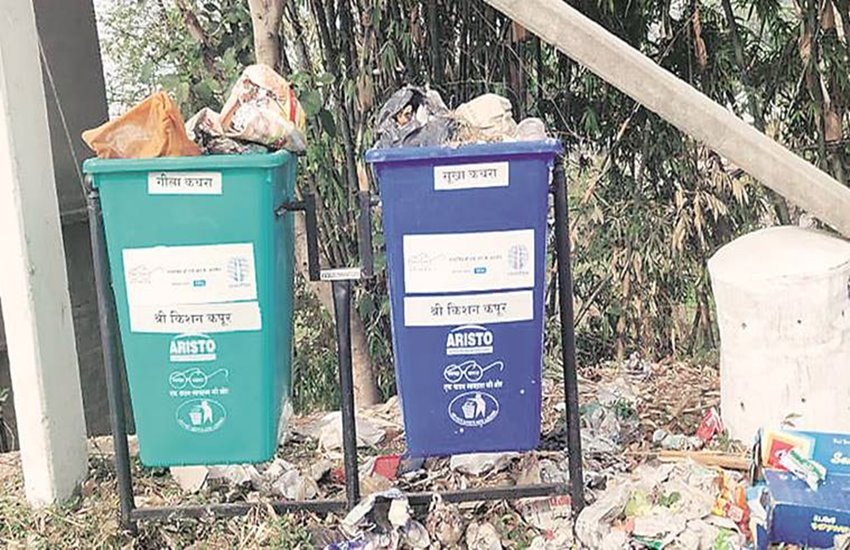 हिमाचल प्रदेश में ऐसे डस्टबिन लगाए गए, जिन पर बीजेपी नेताओं के नाम लिखे हैं। फोटो सोर्स : इंडियन एक्सप्रेस