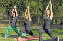 योग के इन आसनों से सैफ और करीना खुद को रखते हैं फिट