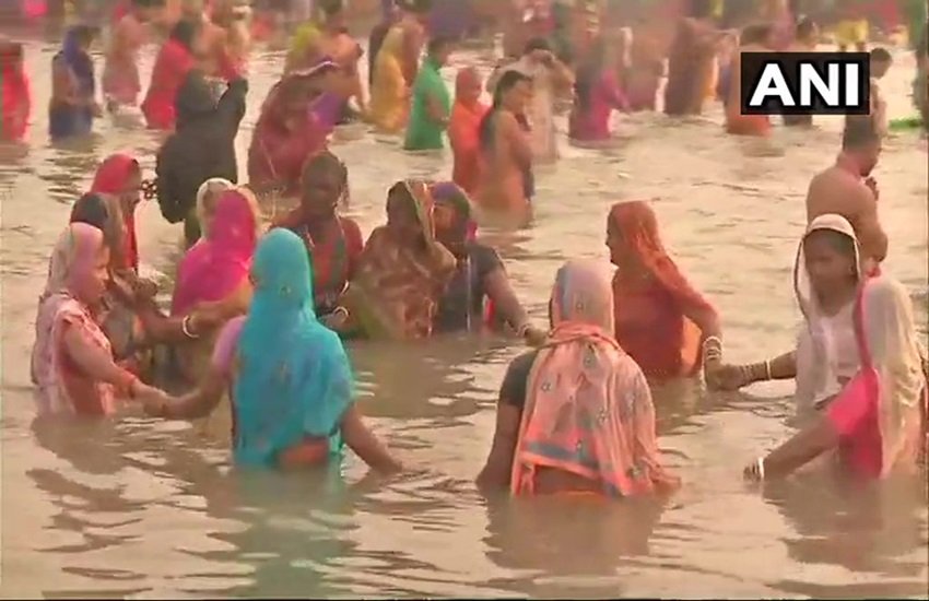 गंगा सागर में स्नान करते श्रद्धालु, फोटो सोर्स- ANI