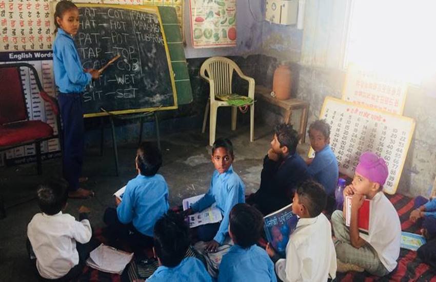 उत्तर प्रदेश के इटावा में वर्षों से बने प्राथमिक विद्यालयों के भवन अब जर्जर स्थिति में पहुंच चुके हैं। (प्रतीकात्मक फाइल फोटो)