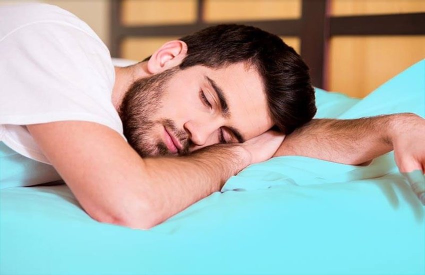 बायीं तरफ सोने के स्वास्थ्य लाभ (Source: Dreamstime)