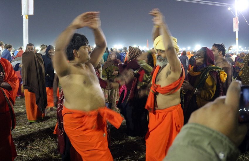 Kumbh Mela 2019: संगम में स्नान से पहले रास रचाते गुजराती श्रद्धालु। फोटो सोर्स : कुमार सम्भव जैन
