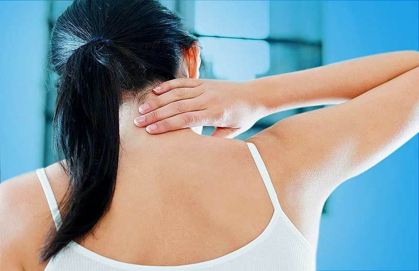 गर्दन की अकड़न दूर करने के उपाय (Source: Dreamstime)
