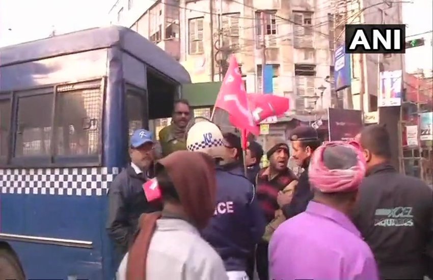 Bharat Bandh 2019: प्रदर्शनकारियों को हिरासत में लेती हुई बंगाल पुलिस 
फोटो सोर्स- ANI/ ट्विटर 