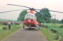यूपी: सिपाही पर दिखा सेल्फी का खुमार, डिप्टी सीएम के हेलिकॉप्टर पर चढ़ा, पायलट ने मार दिया थप्पड़