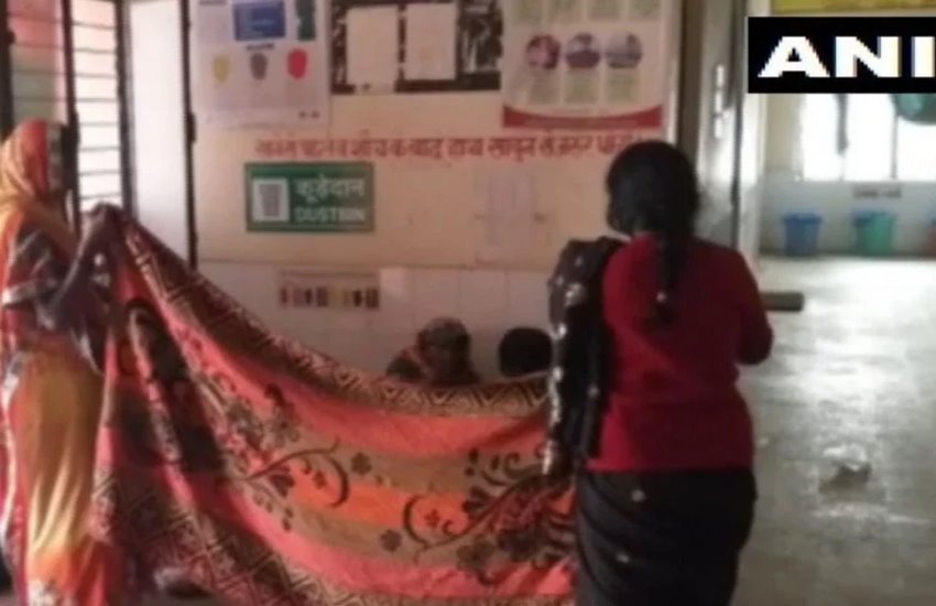 महिला ने जमीन पर दिया बच्चे को जन्म
फोटो सोर्स- ANI महिला ने जमीन पर दिया बच्चे को जन्म
फोटो सोर्स- ANI