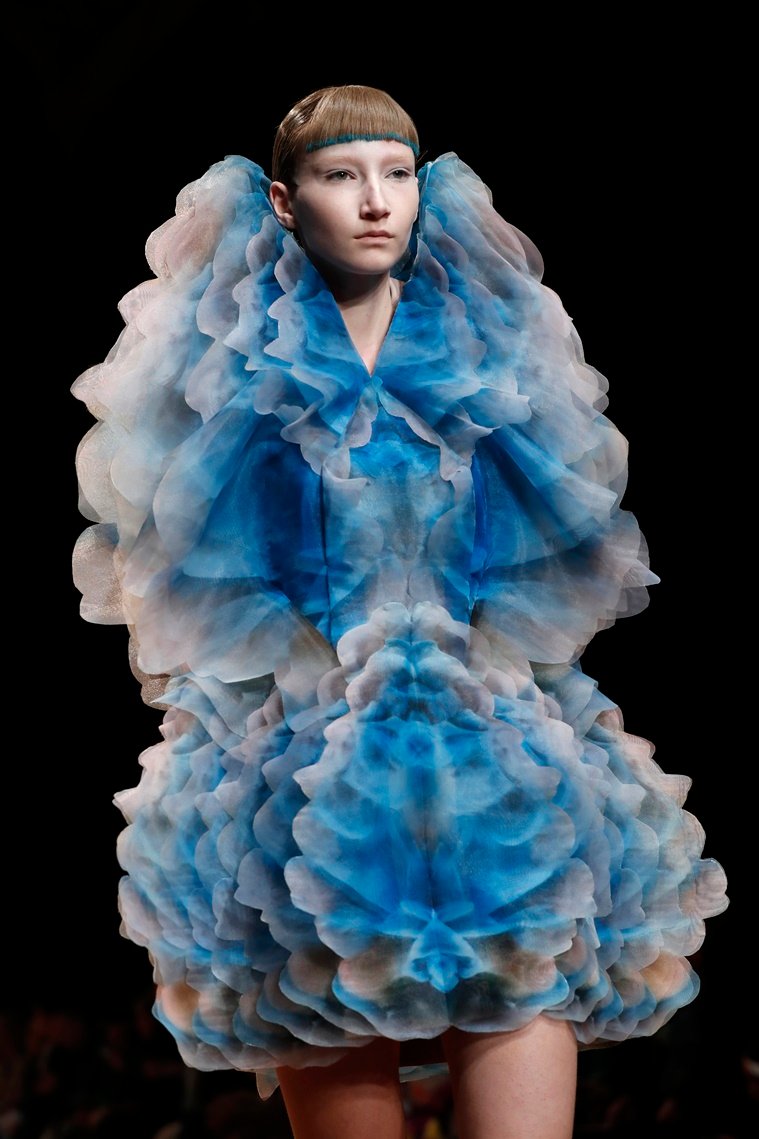 chanel, chanel haute couture bridal swimsuit, haute couture bridal swimsuit, mediterranean gardens, grand palais in paris, cathedral-length veil, one-piece bathing suit in lieu traditional wedding dress, chanel spring 2019 haute couture collection,