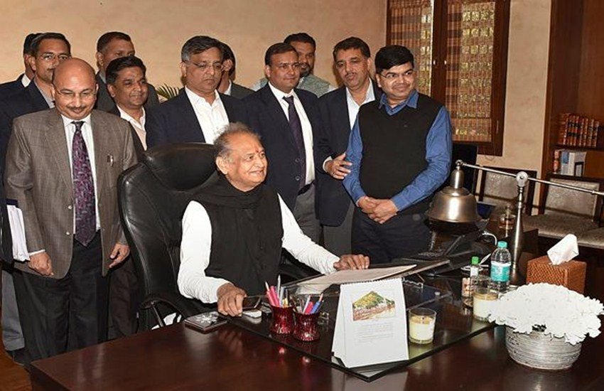 राजस्थान सरकार में उद्योग मंत्री ने कहा है कि नौकरियों में स्थानीय लोगों को प्राथमिकता देनी होगी. (फोटो सोर्स: पीटीआई)