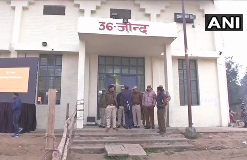 हरियाणा के जींद में शुरू हुई मतगणना। फोटो सोर्स : एएनआई हरियाणा के जींद में शुरू हुई मतगणना। फोटो सोर्स : एएनआई