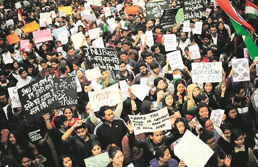 प्रदर्शन के दौरान जेएनयू छात्र
(फोटो सोर्स : Indian Express)
