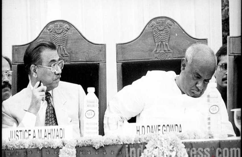 जस्टिस अहमदी ने कहा है कि सामान्य श्रेणी के आर्थिक रूप से कमजोर लोगों को 10 फीसदी आरक्षण का उद्देश्य सिर्फ चुनाव है. ( फोटो सोर्स: एक्सप्रेस आर्काइव) जस्टिस अहमदी ने कहा है कि सामान्य श्रेणी के आर्थिक रूप से कमजोर लोगों को 10 फीसदी आरक्षण का उद्देश्य सिर्फ चुनाव है. ( फोटो सोर्स: एक्सप्रेस आर्काइव)