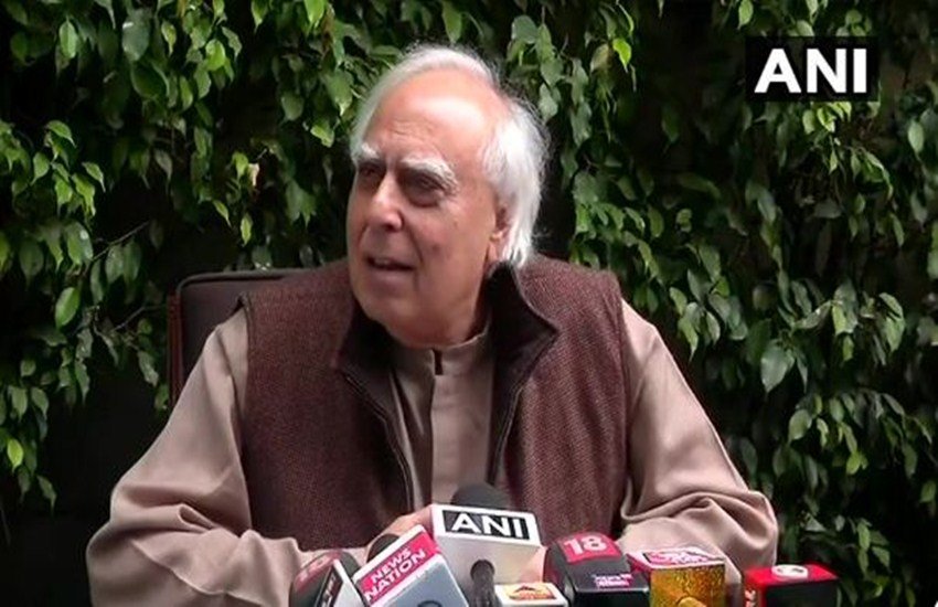 ईवीएम हैकिंग पर मचे बवाल पर कपिल सिब्बल ने अपनी सफाई दी. (फोटो क्रेडिट/ANI ट्वीटर हैंडल)