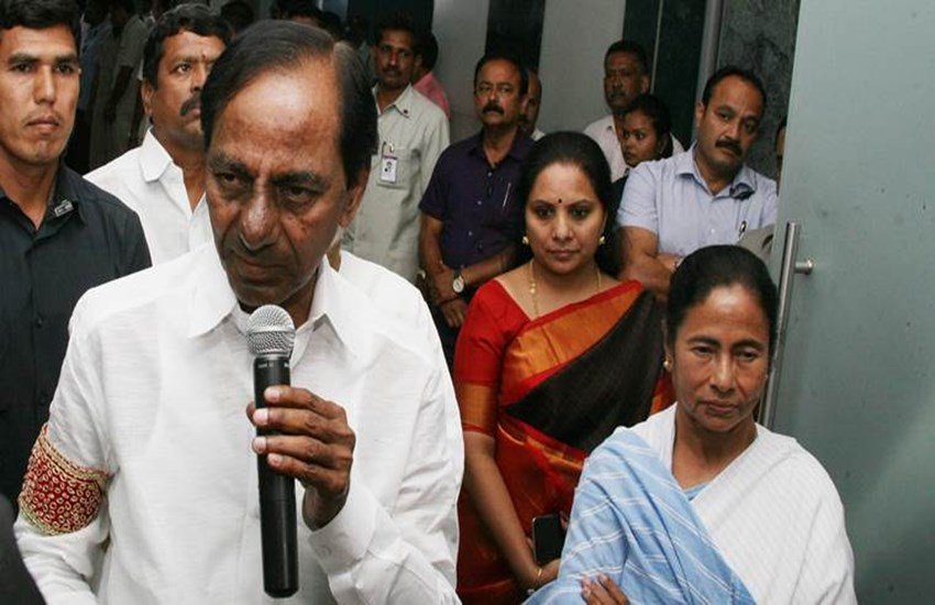 पश्चिम बंगाल की सीएम ममता बनर्जी के साथ तेलंगाना के सीएम के चंद्रशेखर राव। (एक्सप्रेस फोटो-शुभम दत्ता)