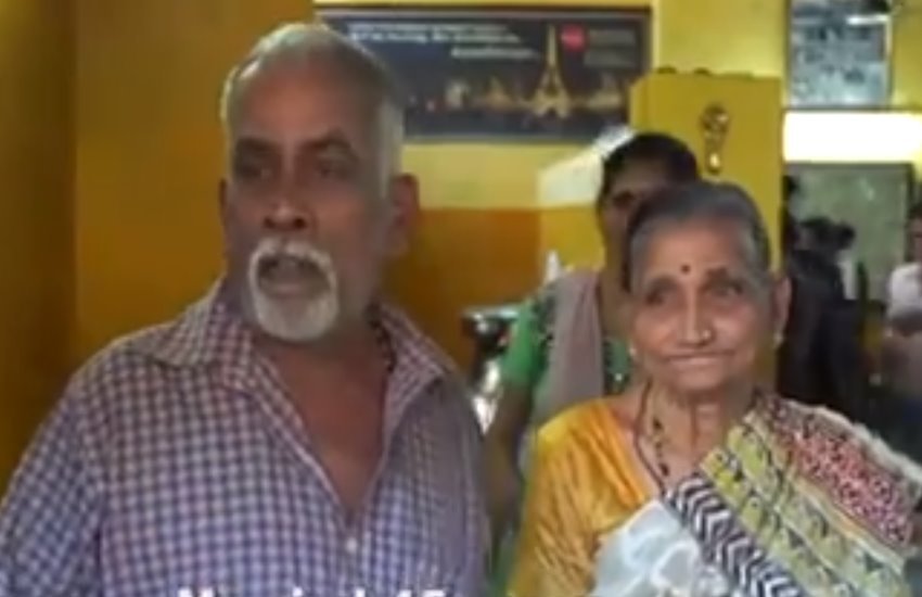 चाय बेचने वाले केरल के दंपति 
फोटो सोर्स- ट्विटर 