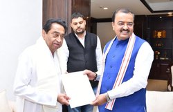 UP के डिप्टी सीएम पहुंचे मध्यप्रदेश, कमलनाथ और शिवराज को दिया कुंभ आने का निमंत्रण