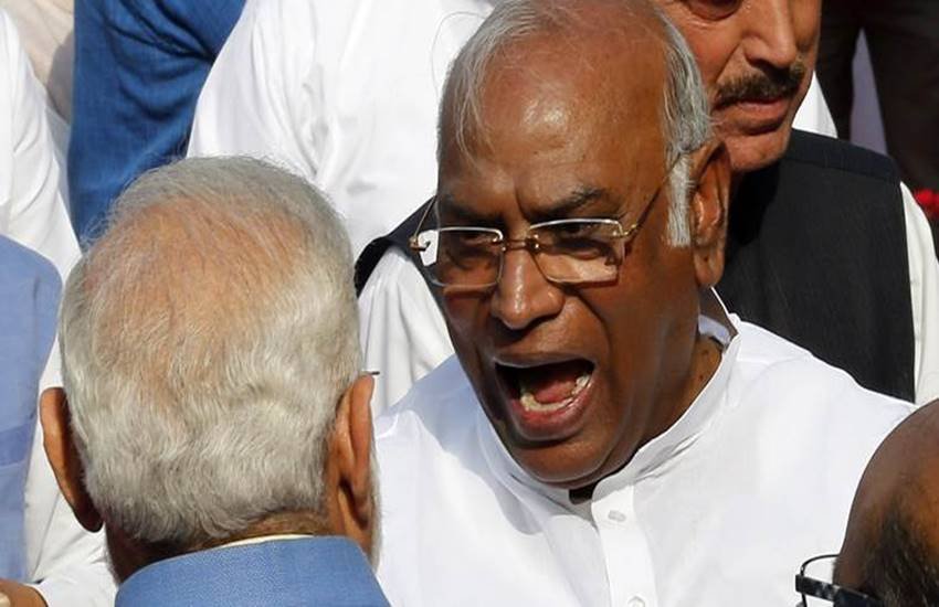 कांग्रेस के वरिष्ठ नेता मल्लिकार्जुन खड़गे पीएम नरेंद्र मोदी से बात करते हुए।