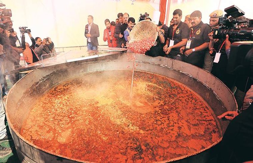 दिल्ली के रामलीला मैदान में हुआ था प्रदेश बीजेपी का खिचड़ी कार्यक्रम। फोटो सोर्स : इंडियन एक्सप्रेस