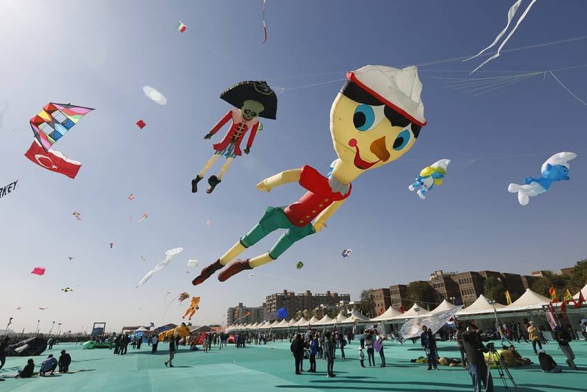 International Kite Festival, Uttarayan 2019, Makar Sakranti 2019, Kite festival, kite festival in india, Gujarat Kite festival, makar sankranti, uttarayan, india harvest season, agriculture india, winter india, kite making