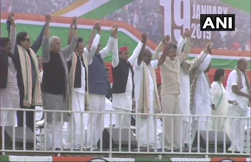 कोलकाता रैली में जुटे विपक्षी दलों के नेता। (Photo: ANI) कोलकाता रैली में जुटे विपक्षी दलों के नेता। (Photo: ANI)