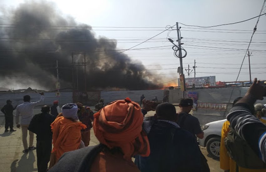 प्रयागराज कुंभ मेले में लगी आग, फोटो सोर्स- स्थानीय

